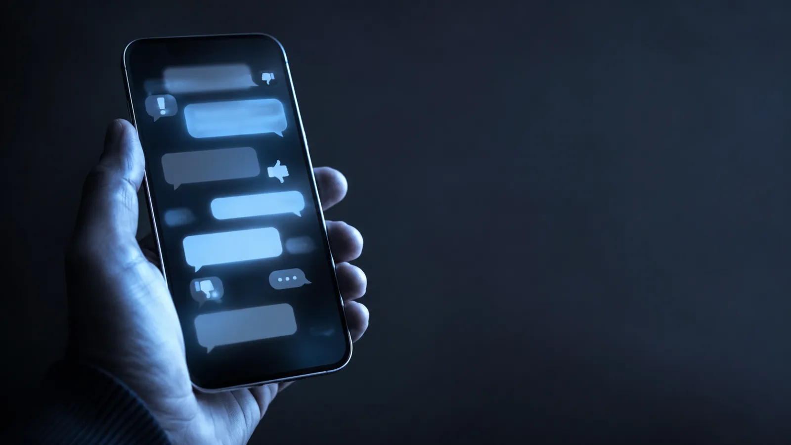 Sosyal medyada hakaret kavramı — telefon ekranında soyut yorum balonları
